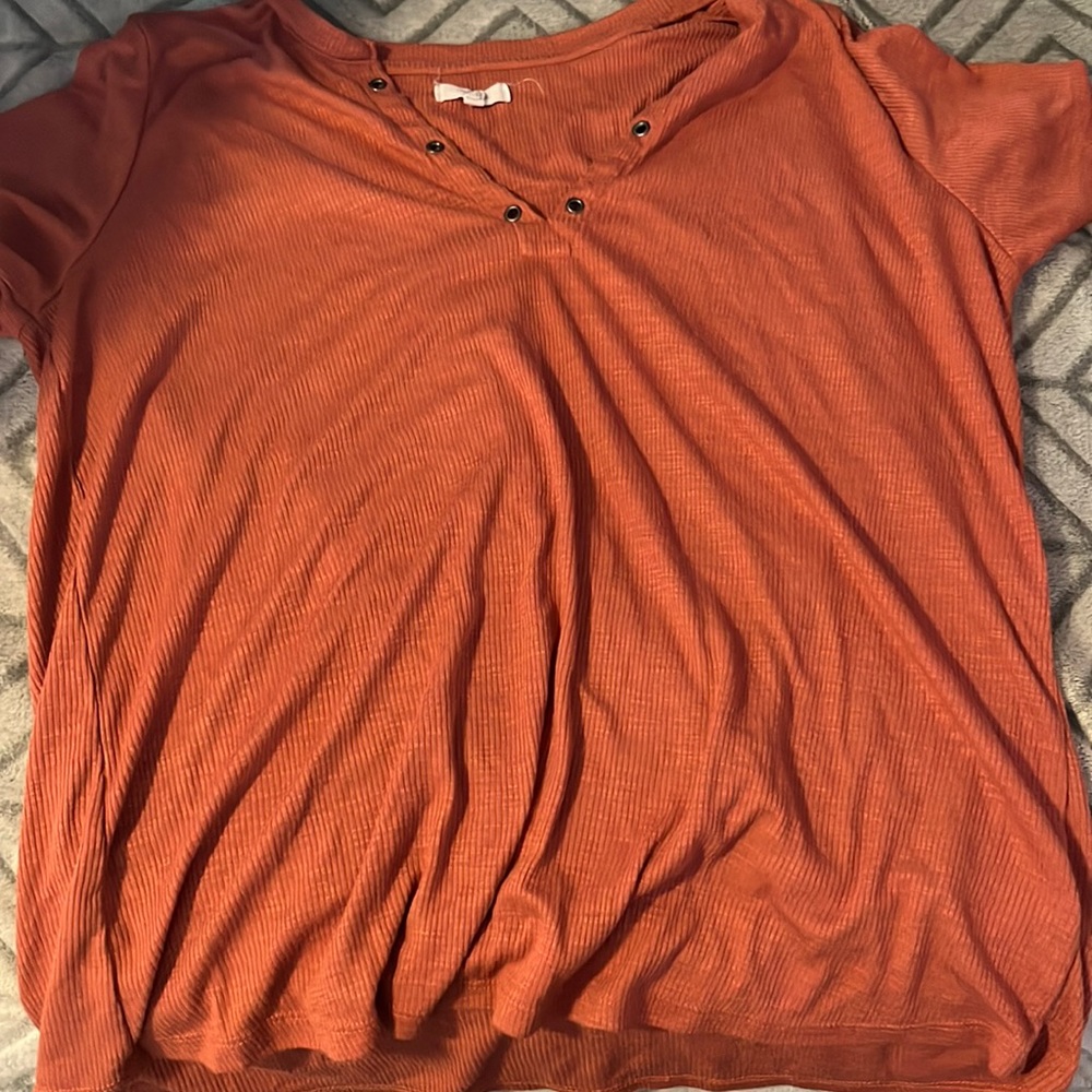 Maurices T shirt, size XL.